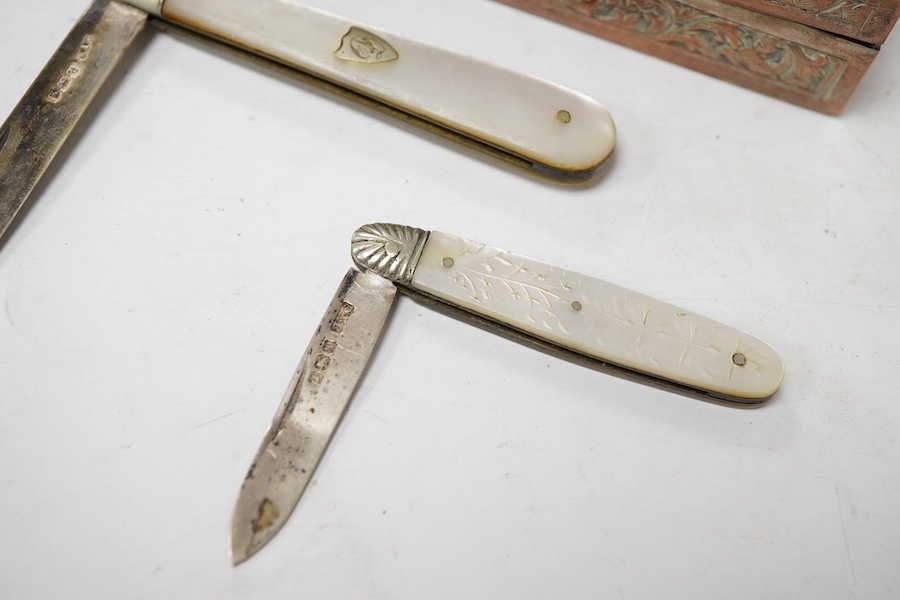 An Indian plate on copper rectangular trinket box, 10.1cm, together with two early 20th century silver and mother of pearl fruit knives.